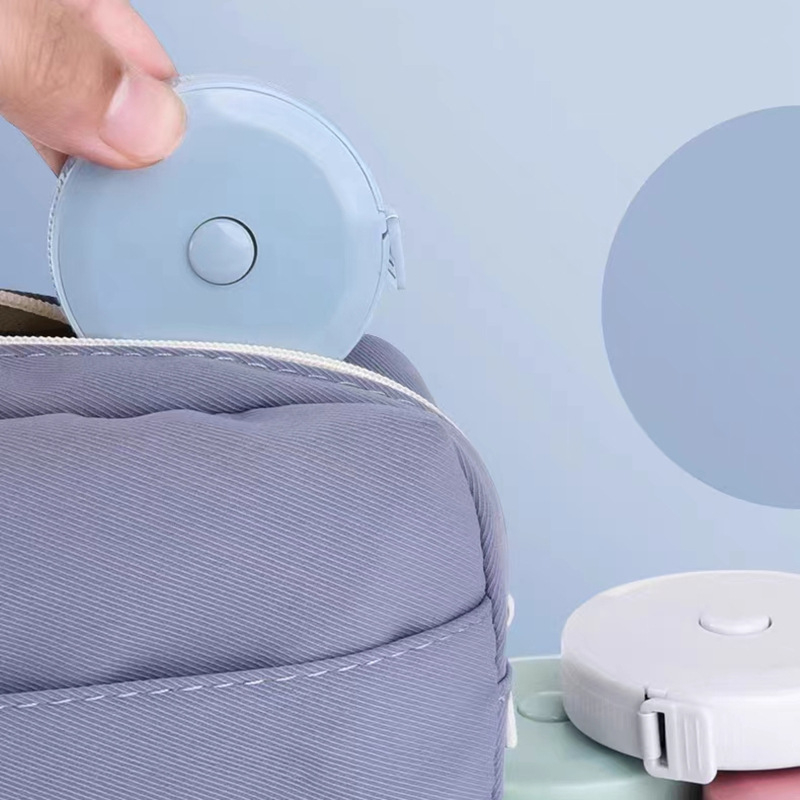 Разтегателна лента за измерване с мека пластмасова кожена повърхност, измерва височина и талия, подходяща за спорт и фитнес.