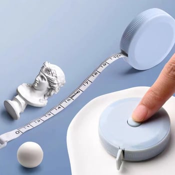 Мерачна лента, пластмасова и гъвкава, с прибиращ се механизъм; единици измерване: см и инч