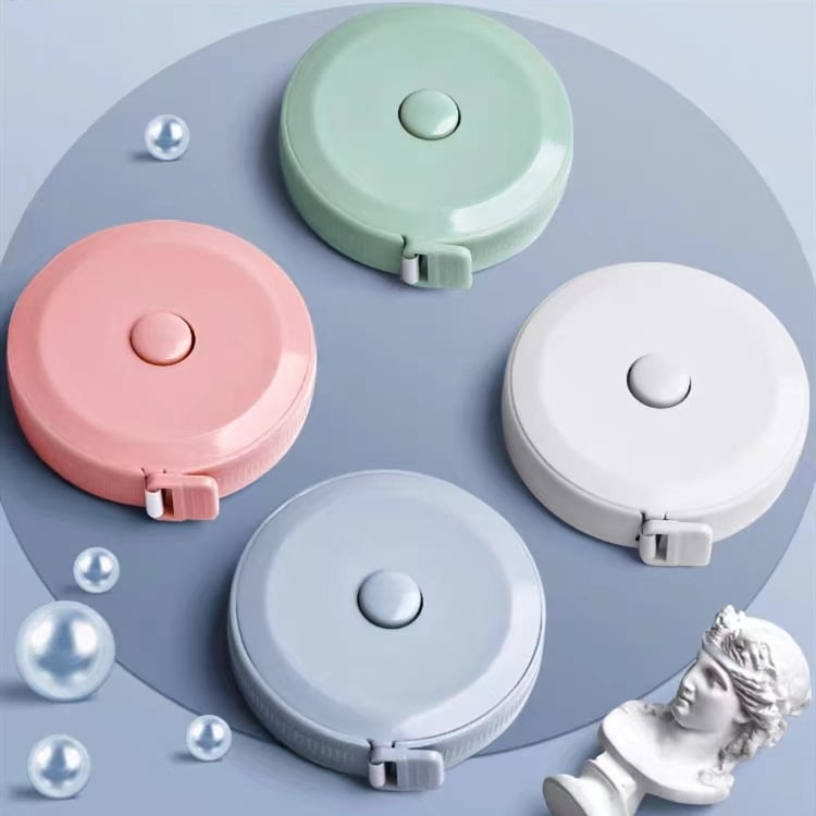 Мерачна лента, пластмасова и гъвкава, с прибиращ се механизъм; единици измерване: см и инч