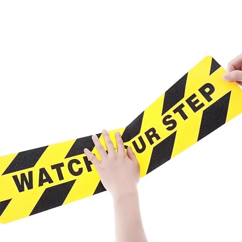 Protuklizni trak za stepenice - PVC trakica, akrilno ljepilo, vodootporna i otporna na habanje, visoka otpornost na klizanje, otisak: Watch Your Step, temperaturni raspon -40 do 120°C
