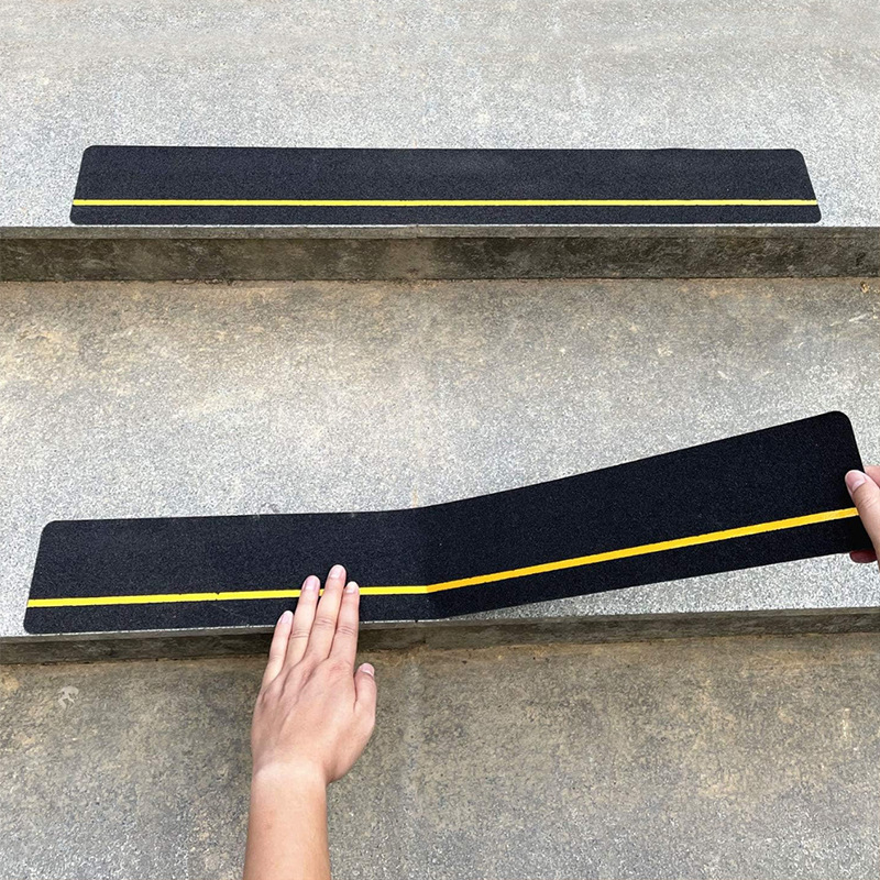 Protuklizni trak za stepenice - PVC trakica, akrilno ljepilo, vodootporna i otporna na habanje, visoka otpornost na klizanje, otisak: Watch Your Step, temperaturni raspon -40 do 120°C