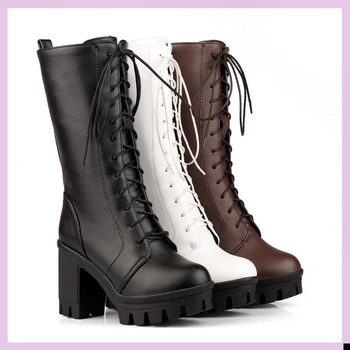 Chelsea csizmák suede felsőrésszel, gumitalppal, kerek orrú, 6–8 cm magas masszív sarok, elöl fűzős