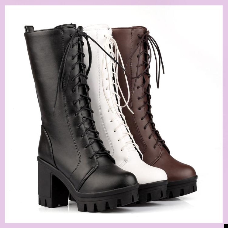 Chelsea csizmák suede felsőrésszel, gumitalppal, kerek orrú, 6–8 cm magas masszív sarok, elöl fűzős