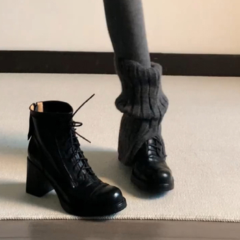 Női Martin csizma - retro stílus, kerek orr, 8 cm vastag sarok, középmagas csizma, cipzár és fűző zárás, felső rész műbőr, talp gumi