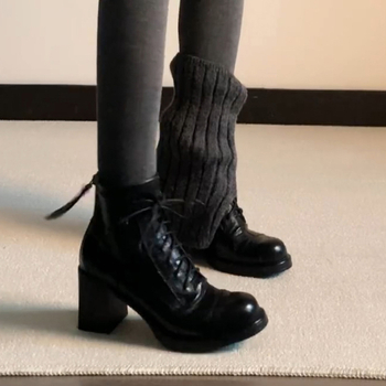 Női Martin csizma - retro stílus, kerek orr, 8 cm vastag sarok, középmagas csizma, cipzár és fűző zárás, felső rész műbőr, talp gumi