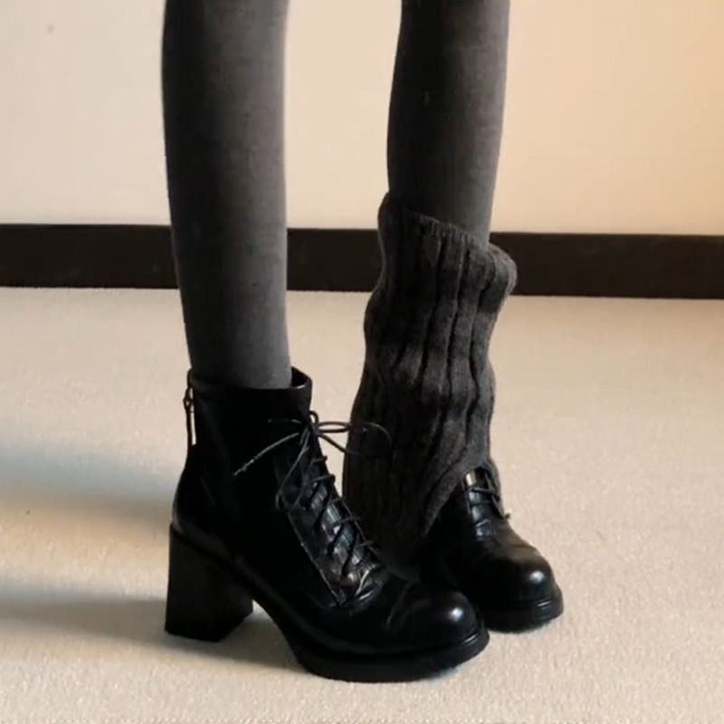 Női Martin csizma - retro stílus, kerek orr, 8 cm vastag sarok, középmagas csizma, cipzár és fűző zárás, felső rész műbőr, talp gumi