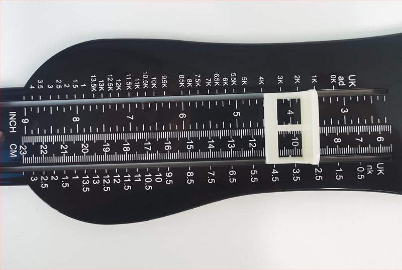 Rozšírená verzia meradla na meranie detských nôh, ABS plast, pre vek 1–12 rokov, jednotné balenie, bez značky.