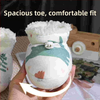Dojčenské bavlnené topánky a ponožky s ochranou proti poškriabaniu a mäkkou podrážkou, s cartoon dizajnom, na zimu