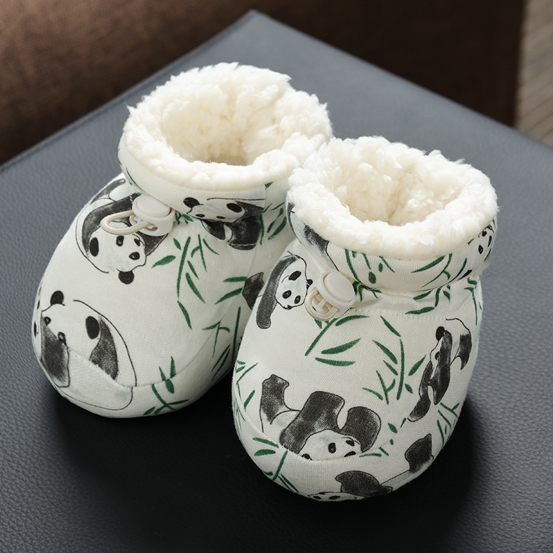 Бебешки памучни обувки и чорапи с антинадраска защита за крачетата и меки подметки, зимен сезон, с мультяшен дизайн