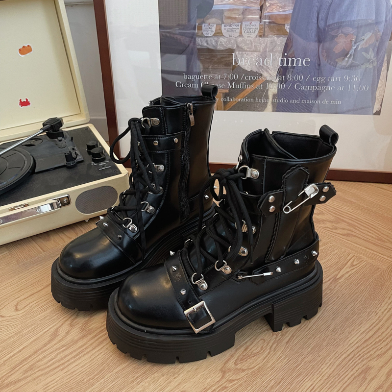 Cipele Lolita Punk s debelim potplatom i metalnim detaljima; gornji dio PU, zaokruženi vrh, vezanje šnurama, visina pete 6–8 cm