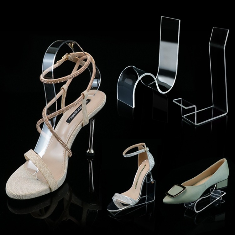 Prozirni akrilni izložbeni stalak za kožne cipele sa srednjim i visokim potpeticama, s elastičnim unutarnjim potporama