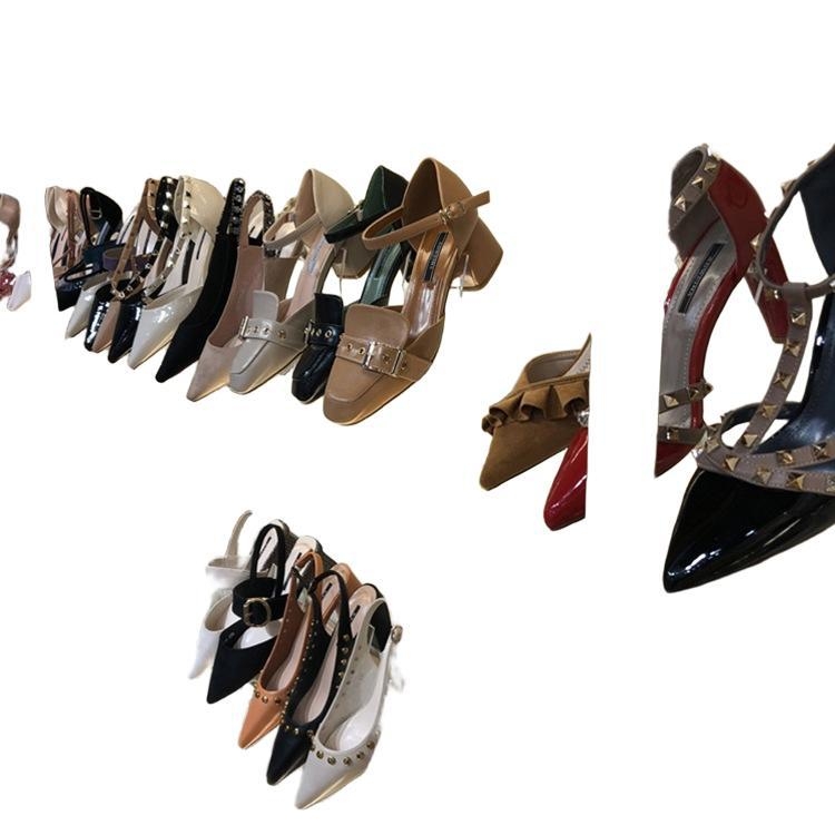 Prozirni akrilni izložbeni stalak za kožne cipele sa srednjim i visokim potpeticama, s elastičnim unutarnjim potporama