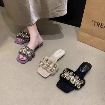 Női papucs strasszos és szőrös részletekkel — nyitott lábujj, PU felsőrész, gumi talp, talpvastagság 3–5 cm, retro stílus, könnyű és kopásálló