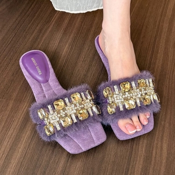Női papucs strasszos és szőrös részletekkel — nyitott lábujj, PU felsőrész, gumi talp, talpvastagság 3–5 cm, retro stílus, könnyű és kopásálló
