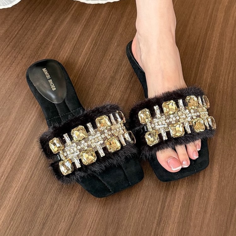 Női papucs strasszos és szőrös részletekkel — nyitott lábujj, PU felsőrész, gumi talp, talpvastagság 3–5 cm, retro stílus, könnyű és kopásálló