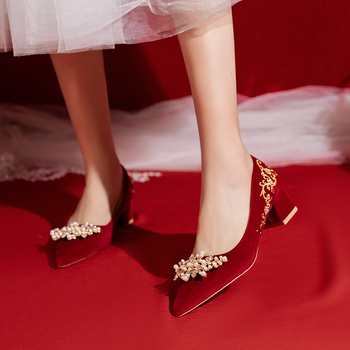 Menyasszonyi magas sarkú cipő, hegyes orrú, matt felsőrész, vastag sarok 6–8 cm, gumírozott talp