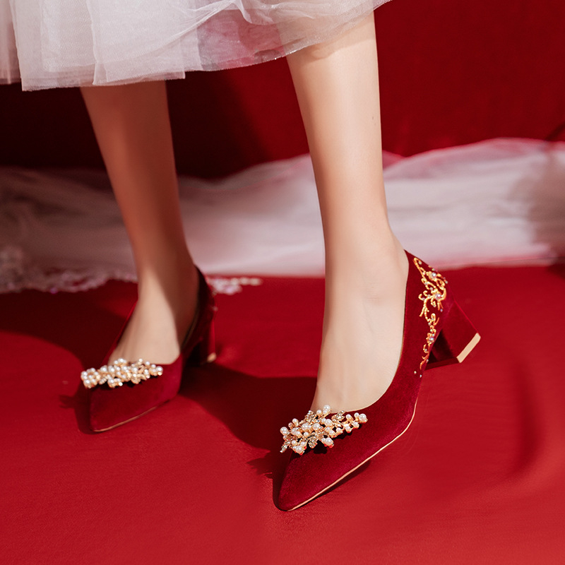 Menyasszonyi magas sarkú cipő, hegyes orrú, matt felsőrész, vastag sarok 6–8 cm, gumírozott talp