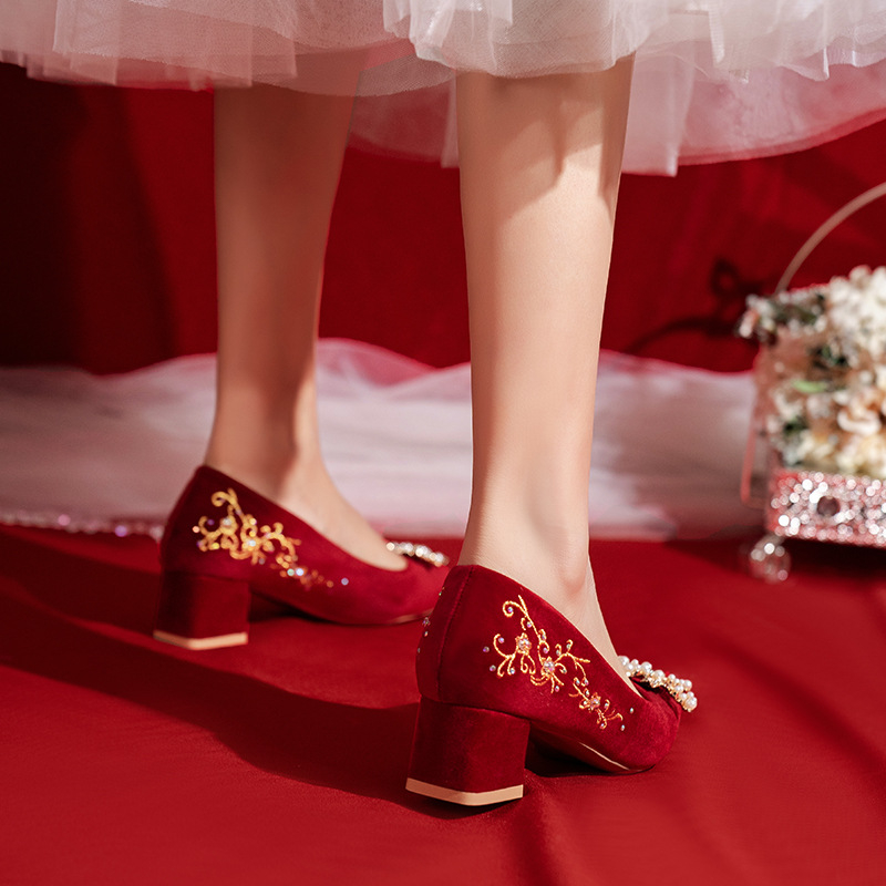 Menyasszonyi magas sarkú cipő, hegyes orrú, matt felsőrész, vastag sarok 6–8 cm, gumírozott talp