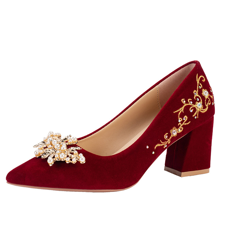 Menyasszonyi magas sarkú cipő, hegyes orrú, matt felsőrész, vastag sarok 6–8 cm, gumírozott talp