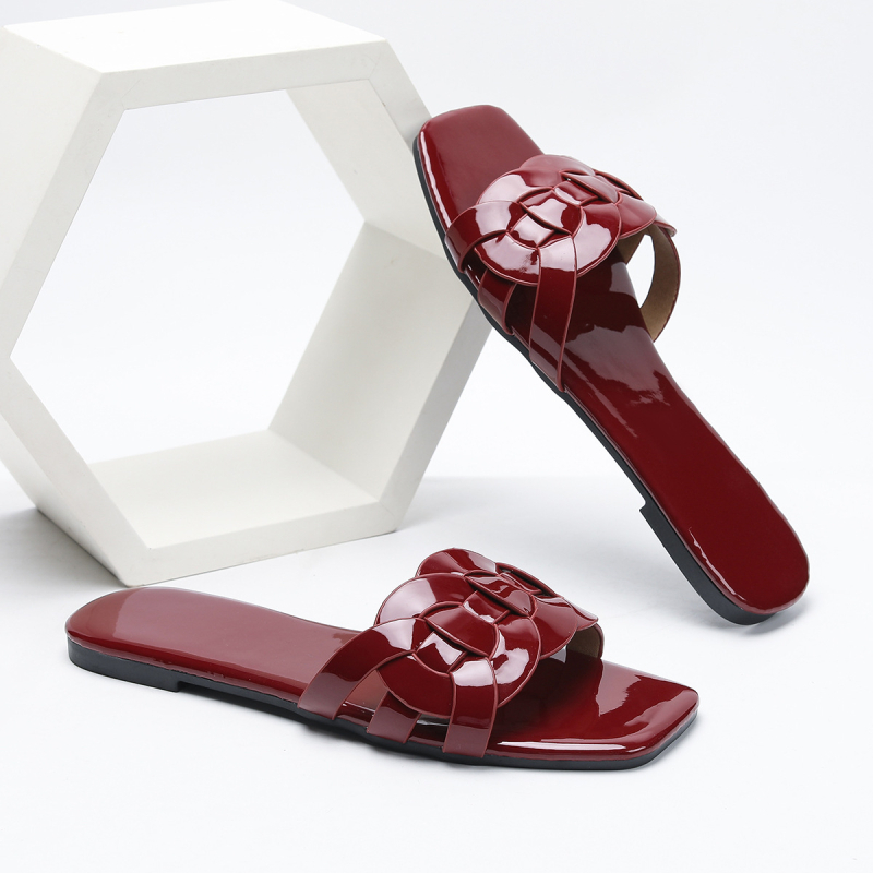 Ploče sandale s pletenim četvrtast prednjim dijelom; gornji dio od umjetne kože; potplat od TPR; zatvaranje slip-on; proljeće 2025