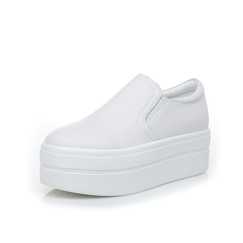 Ženske platforme od prave kože s unutarnjim povećanjem visine, slip-on s elastičnom trakicom, zaobljeni vrh, PU ulošak, visina pete 6–8 cm.