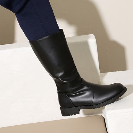 Cizme de cavaler Martin: vârf rotund; toc mic 1–3 cm; partea superioară PU sintetic; talpă cauciuc; căptușeală interioară pluș artificial scurt