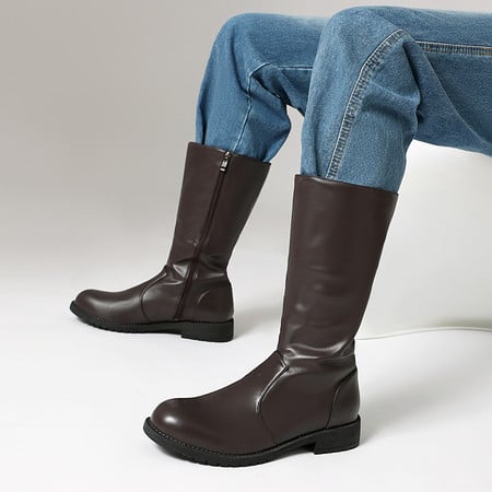 Cizme de cavaler Martin: vârf rotund; toc mic 1–3 cm; partea superioară PU sintetic; talpă cauciuc; căptușeală interioară pluș artificial scurt