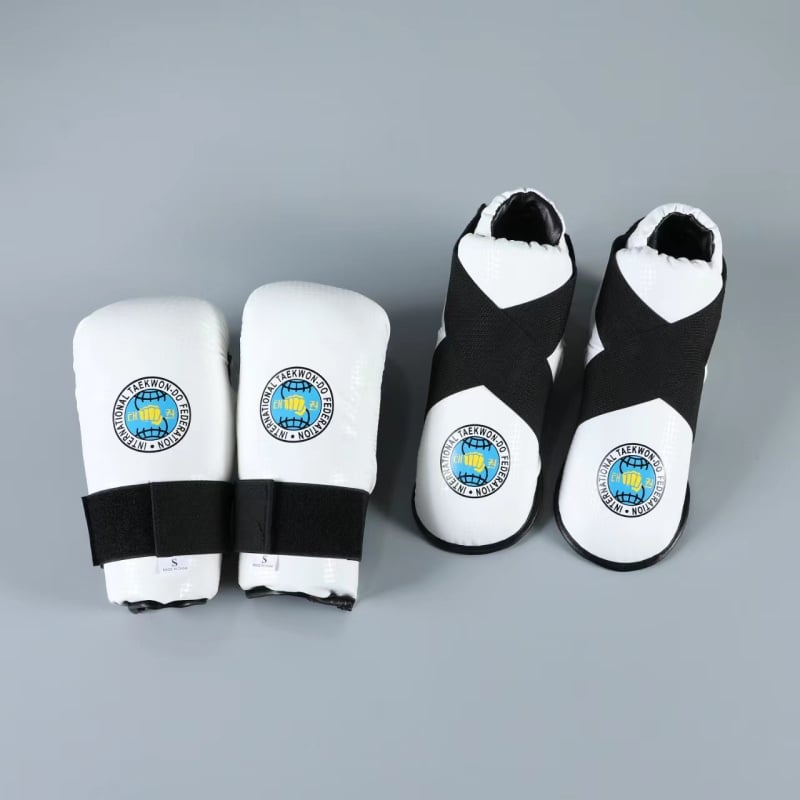 ITF Taekwondo rukavice i zaštitne navlake za stopala za natjecateljsku pripremu – zaštitni dijelovi: dlan, zglob, lakat, gležanj; materijal: poliestersko vlakno