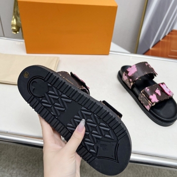 Női virágmintás strandpapucs, felsőrésze szarvasmarha bőrből, bélés juhbőrből, talp gumi, talp vastagsága 3–5 cm