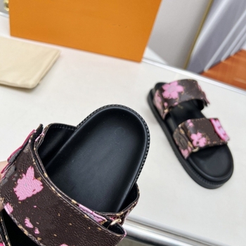 Női virágmintás strandpapucs, felsőrésze szarvasmarha bőrből, bélés juhbőrből, talp gumi, talp vastagsága 3–5 cm