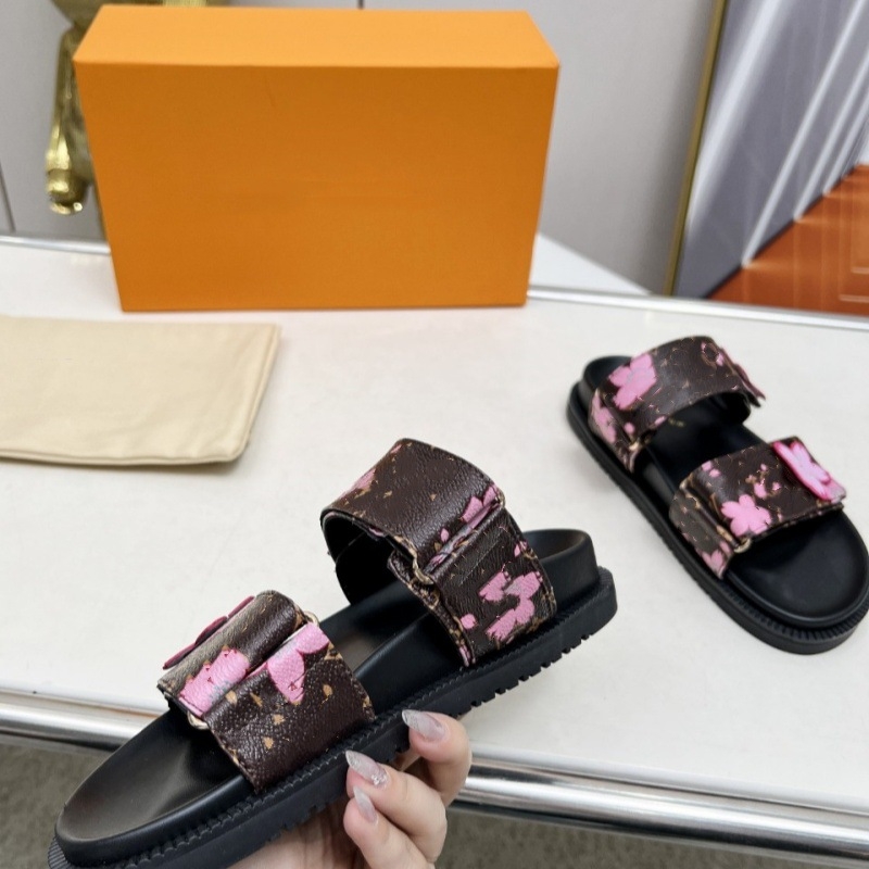 Női virágmintás strandpapucs, felsőrésze szarvasmarha bőrből, bélés juhbőrből, talp gumi, talp vastagsága 3–5 cm