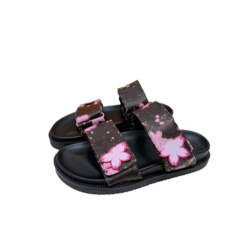 Női virágmintás strandpapucs, felsőrésze szarvasmarha bőrből, bélés juhbőrből, talp gumi, talp vastagsága 3–5 cm