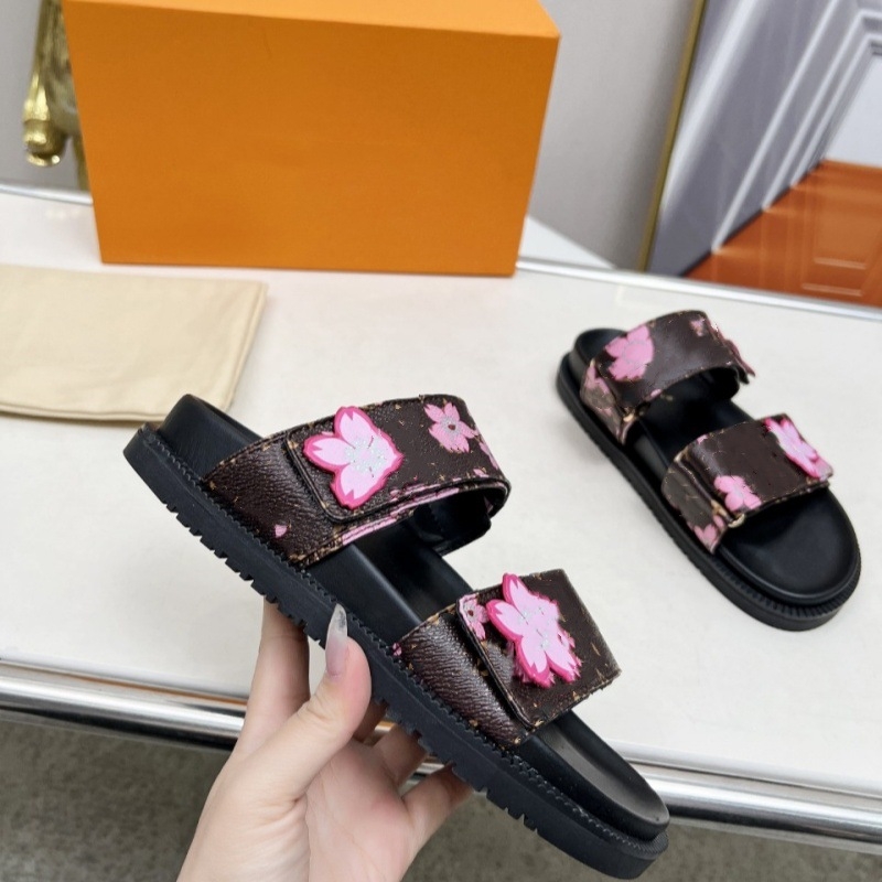 Női virágmintás strandpapucs, felsőrésze szarvasmarha bőrből, bélés juhbőrből, talp gumi, talp vastagsága 3–5 cm