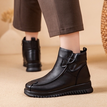 Női téli bakancs meleg gyapjú bélésű, első réteg marhabőrből, gumitalppal, középmagas sarokkal (3–5 cm).