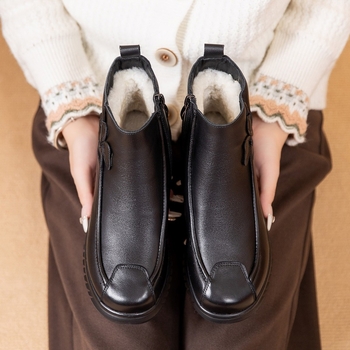 Női téli bakancs meleg gyapjú bélésű, első réteg marhabőrből, gumitalppal, középmagas sarokkal (3–5 cm).