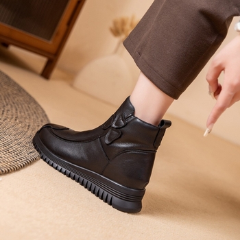 Női téli bakancs meleg gyapjú bélésű, első réteg marhabőrből, gumitalppal, középmagas sarokkal (3–5 cm).