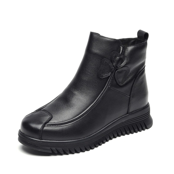 Női téli bakancs meleg gyapjú bélésű, első réteg marhabőrből, gumitalppal, középmagas sarokkal (3–5 cm).