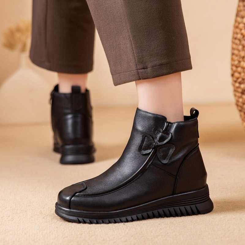 Női téli bakancs meleg gyapjú bélésű, első réteg marhabőrből, gumitalppal, középmagas sarokkal (3–5 cm).