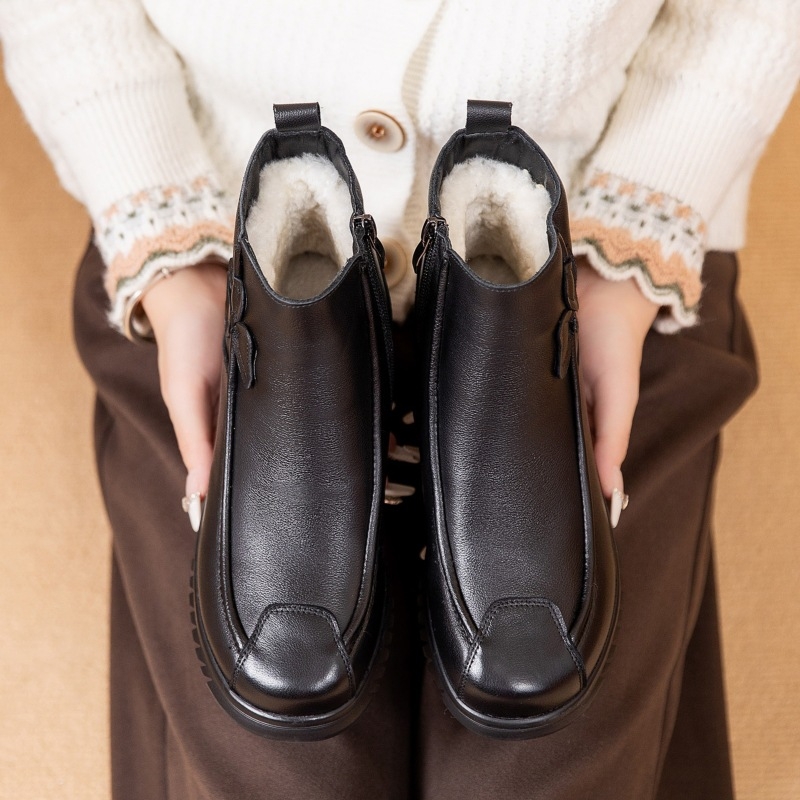 Női téli bakancs meleg gyapjú bélésű, első réteg marhabőrből, gumitalppal, középmagas sarokkal (3–5 cm).