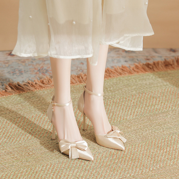 Pantofi stiletto din satin, cu vârf ascuțit, închidere cu cataramă liniară, toc de 6-8 cm