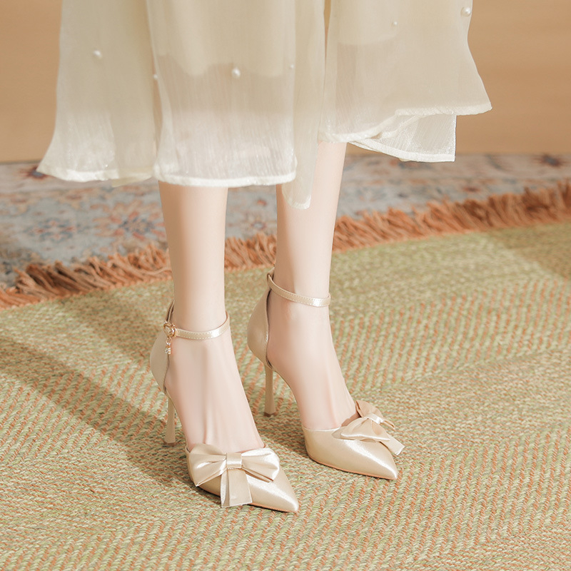 Pantofi stiletto din satin, cu vârf ascuțit, închidere cu cataramă liniară, toc de 6-8 cm