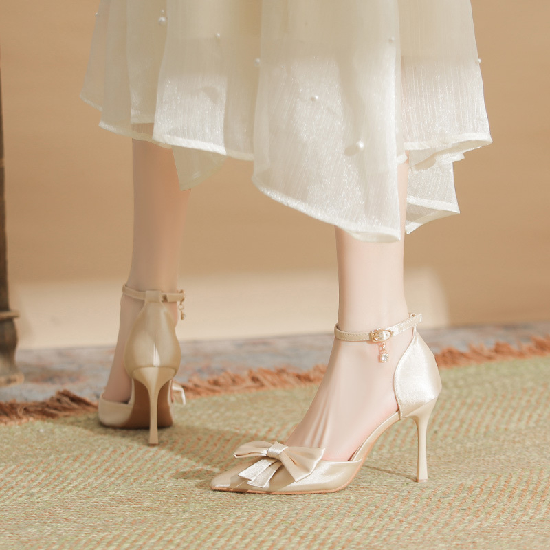 Pantofi stiletto din satin, cu vârf ascuțit, închidere cu cataramă liniară, toc de 6-8 cm