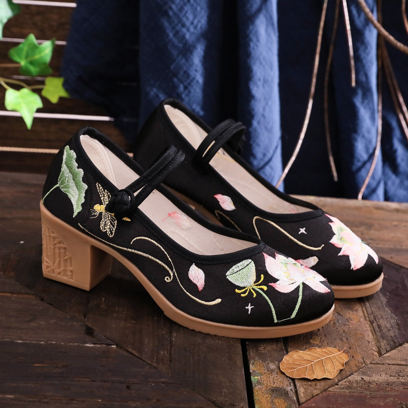 Ženske Mary Jane cipele s chunky kvadratnom petom, kopčom, izšiven platneni gornji dio, satenski vamp, nizak otvor (3–6 cm peta)