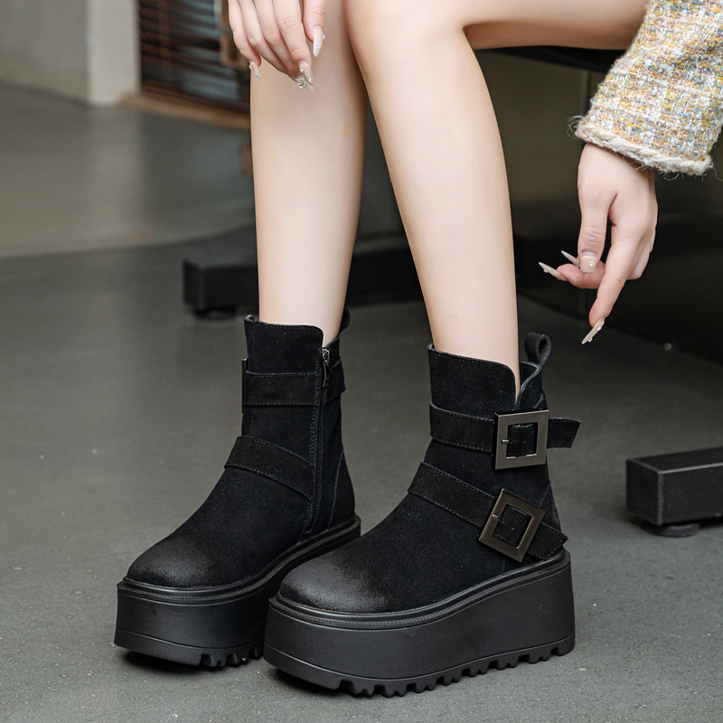 Martin čizme za žene, gornji dio od dvostruke kože, srednje duljine do potkoljenice, 6-8 cm visok pet, đon od poliuretana, bočni zatvarač