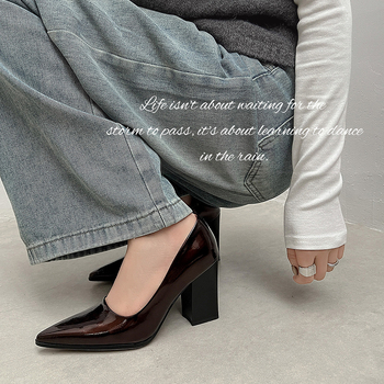 Pantofi cu toc înalt, vârf ascuțit, din piele de vacă de primă calitate, toc gros (>8 cm), talpă din tendoane de vițel