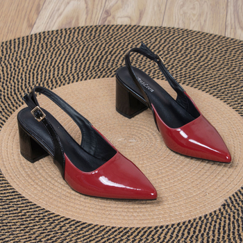 Ženske visoke potpetice s debelim petom, šiljatim nosom, otvorenom stražnjem dijelu, kopčom i jednim remenom (Nos: šiljat; Visina pete: 3-6 cm; Tip pete: debeli; Potplat: TPU; Uložak: PU)