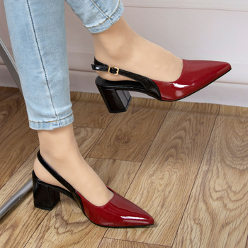 Ženske visoke potpetice s debelim petom, šiljatim nosom, otvorenom stražnjem dijelu, kopčom i jednim remenom (Nos: šiljat; Visina pete: 3-6 cm; Tip pete: debeli; Potplat: TPU; Uložak: PU)