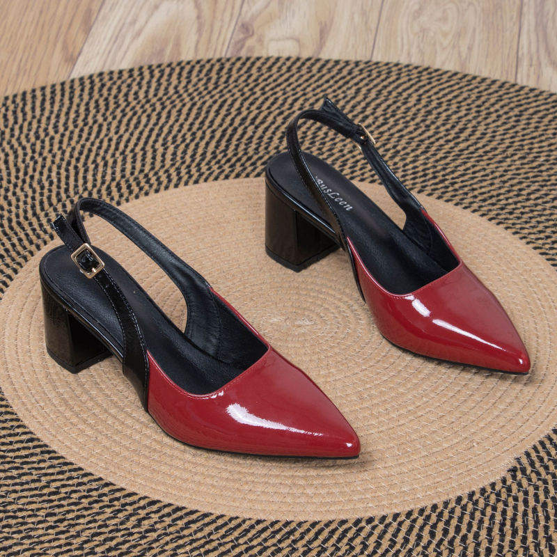 Ženske visoke potpetice s debelim petom, šiljatim nosom, otvorenom stražnjem dijelu, kopčom i jednim remenom (Nos: šiljat; Visina pete: 3-6 cm; Tip pete: debeli; Potplat: TPU; Uložak: PU)