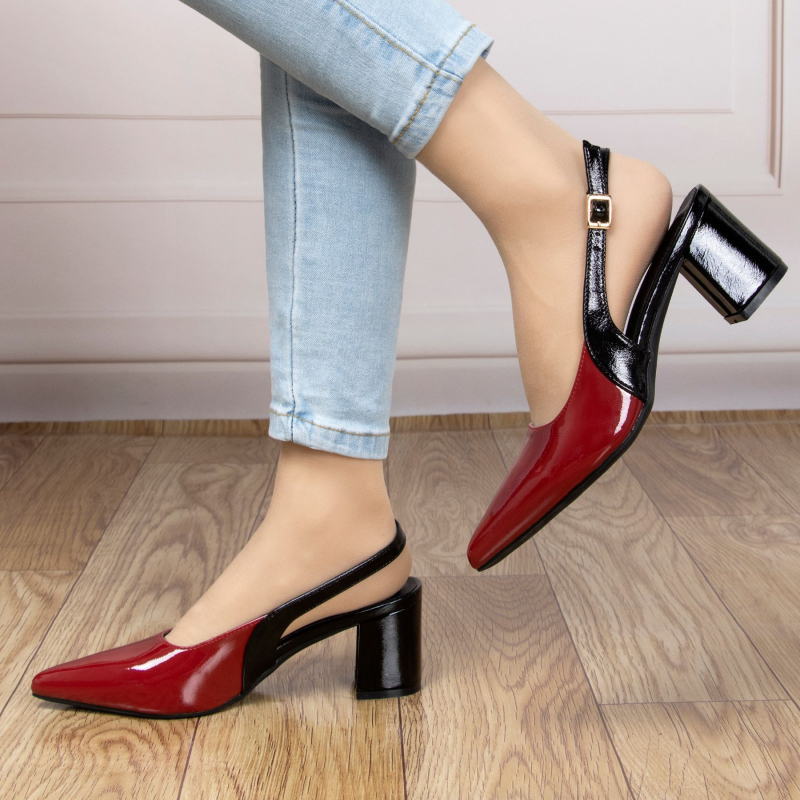 Ženske visoke potpetice s debelim petom, šiljatim nosom, otvorenom stražnjem dijelu, kopčom i jednim remenom (Nos: šiljat; Visina pete: 3-6 cm; Tip pete: debeli; Potplat: TPU; Uložak: PU)