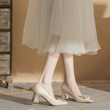 Magas sarkú cipő szatén felsőrésszel, négyszögletes orral, vastag alacsony sarokkal, gumitalppal